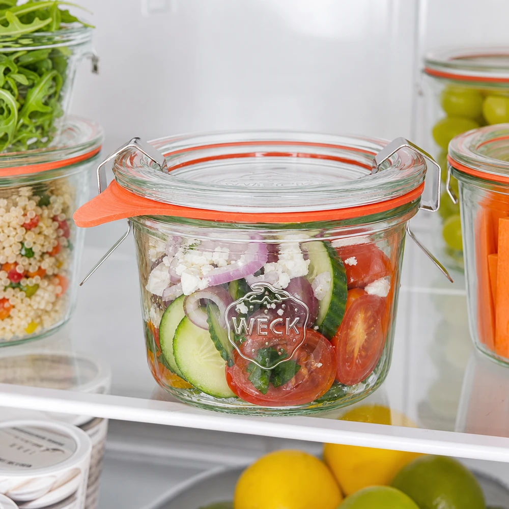 Kompletní 80ml sklenice se svěžestí WECK RR60 WECK Sturzglas 80ml RR60 im Kühlschrank mit frischem Salat zeigt praktische Aufbewahrung von Lebensmitteln