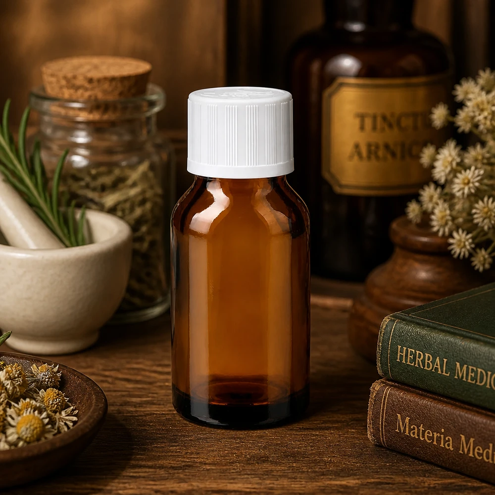 30ml Phiole aus braunem Apothekerglas mit weißem Kindersicherheitsdeckel auf rustikalem Holztisch