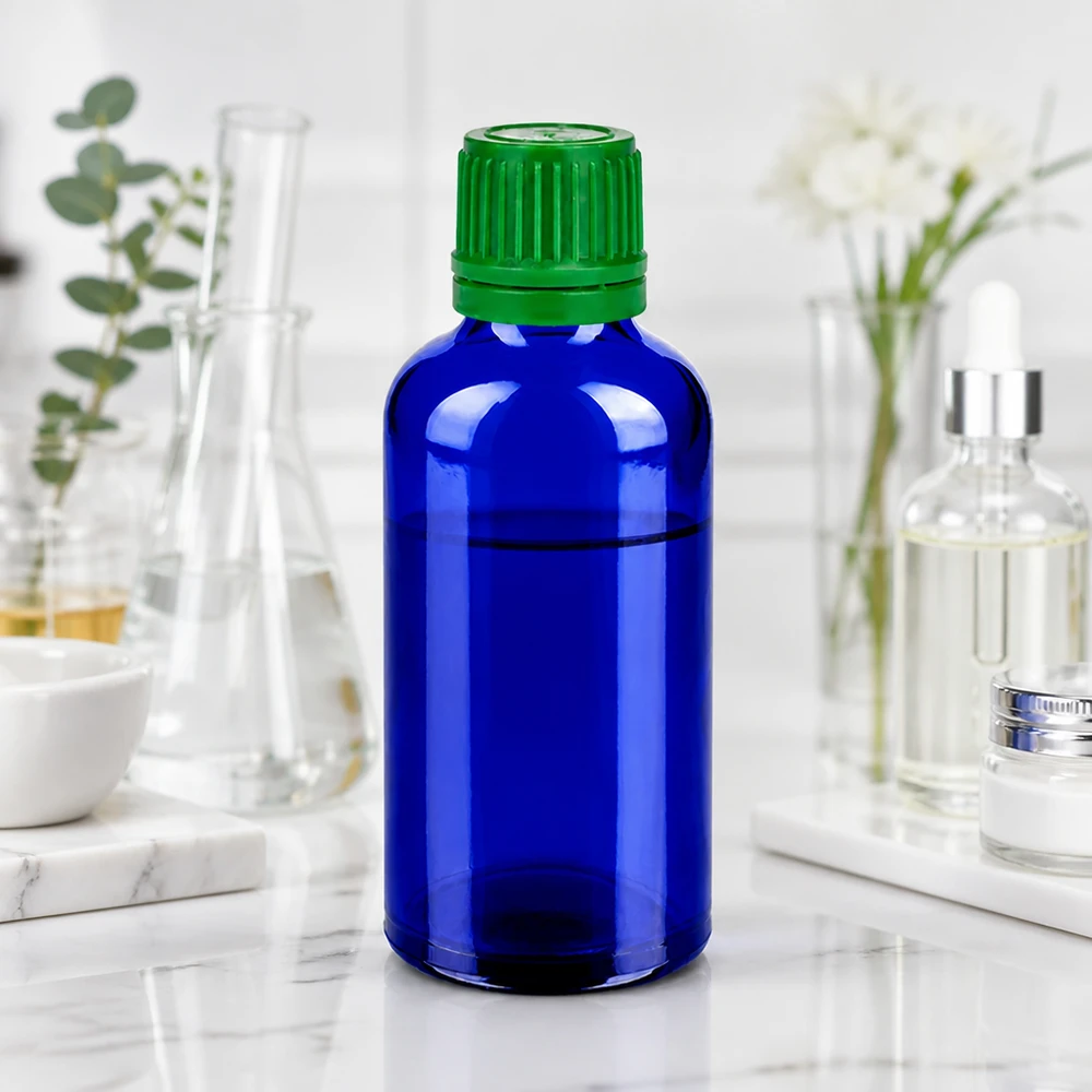 50ml láhev 11mm šroubovací uzávěr zelený uzávěr BlueLine UT18/50 Wiederverwendbare 50ml Glasflasche in intensivem Blau für nachhaltige Kosmetikaufbewahrung