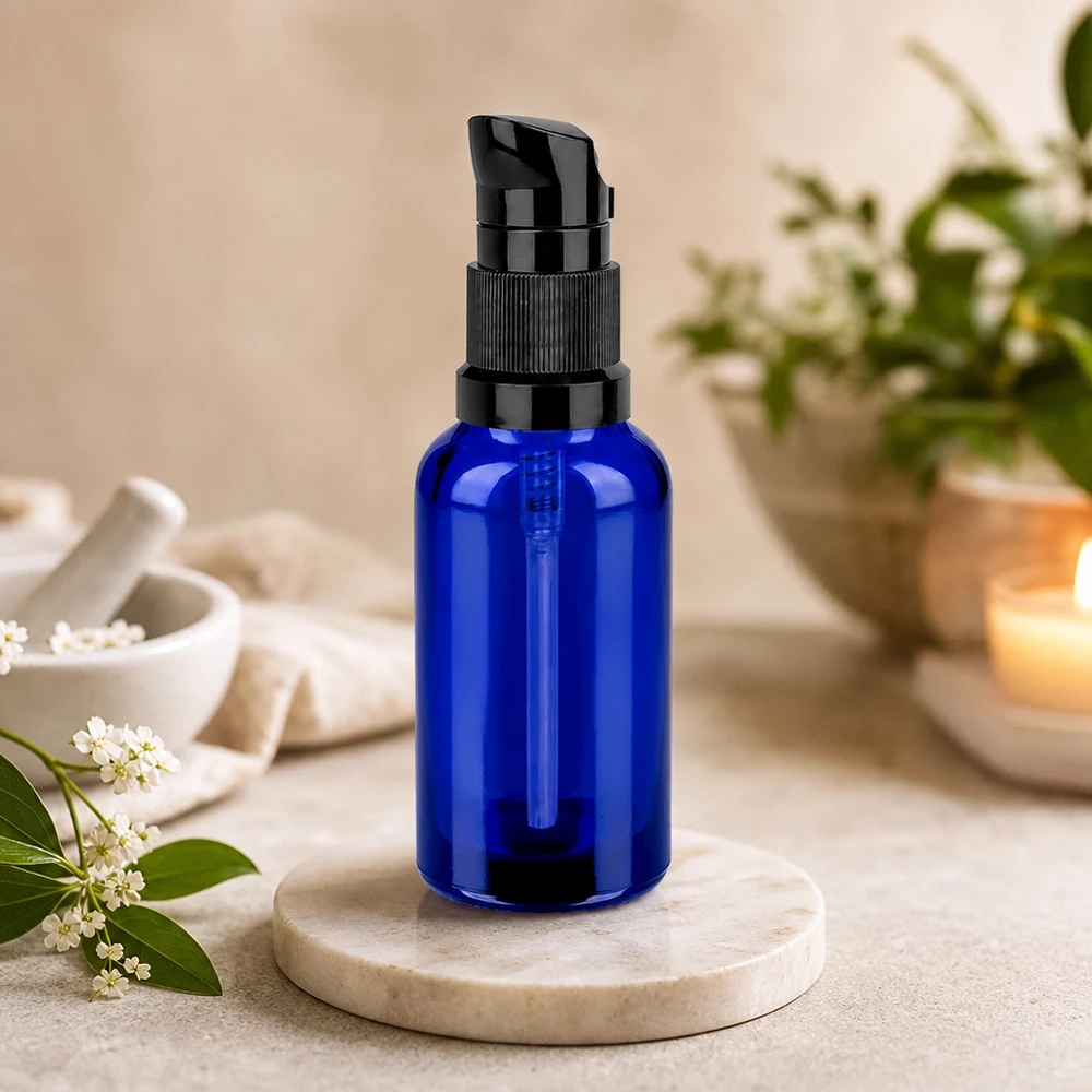 30ml lahvička s pumpičkou černá standardní uzávěr BlueLine UT18/30 Elegante blaue Dispenser-Flasche 30ml mit vakuumdichtem Pumpkopf für optimale Produktfrische