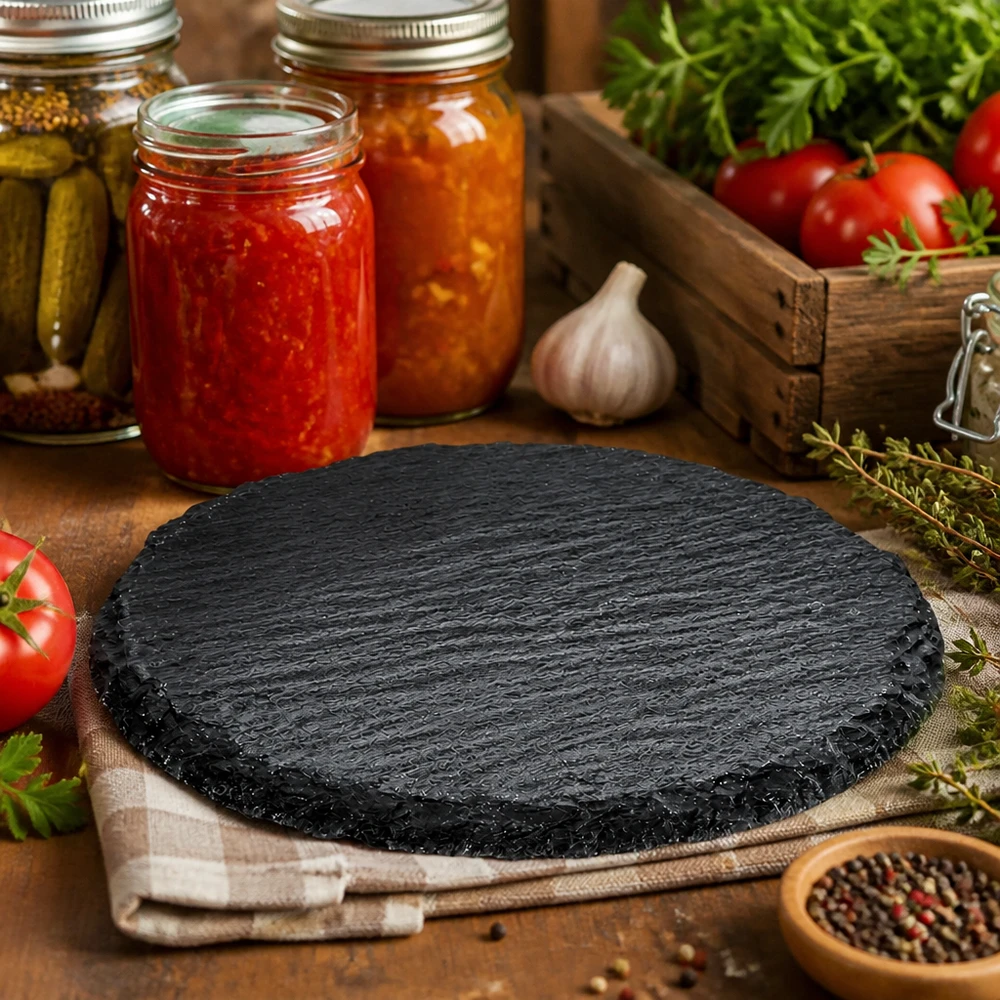 Břidlicový servírovací talíř kulatý Ø150mm Runde Schieferplatte 150mm in rustikaler Küche dekoriert mit Einmachgläsern, Tomaten und Kräutern als Servierboard