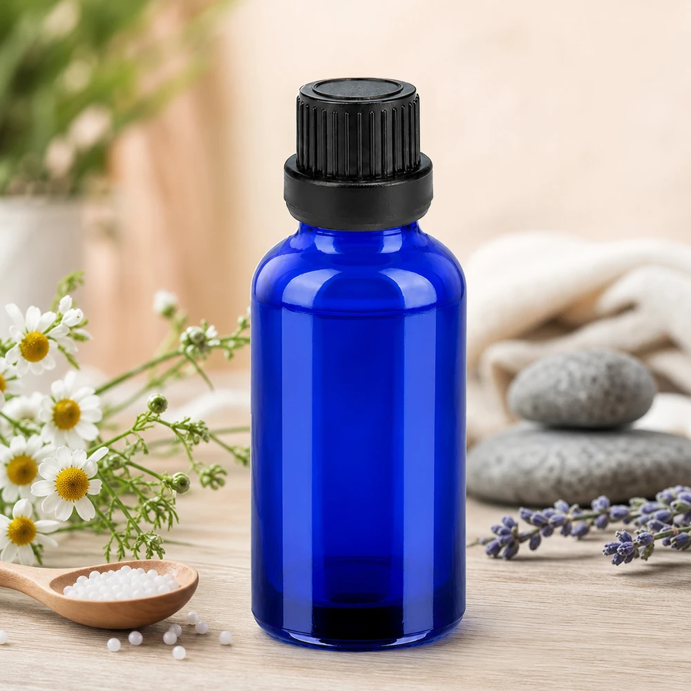 30ml láhev 11mm šroubovací uzávěr černý BlueLine UT18/30. Stilvolle blaue 30ml Glasflasche mit robustem Schraubverschluss für den täglichen Gebrauch