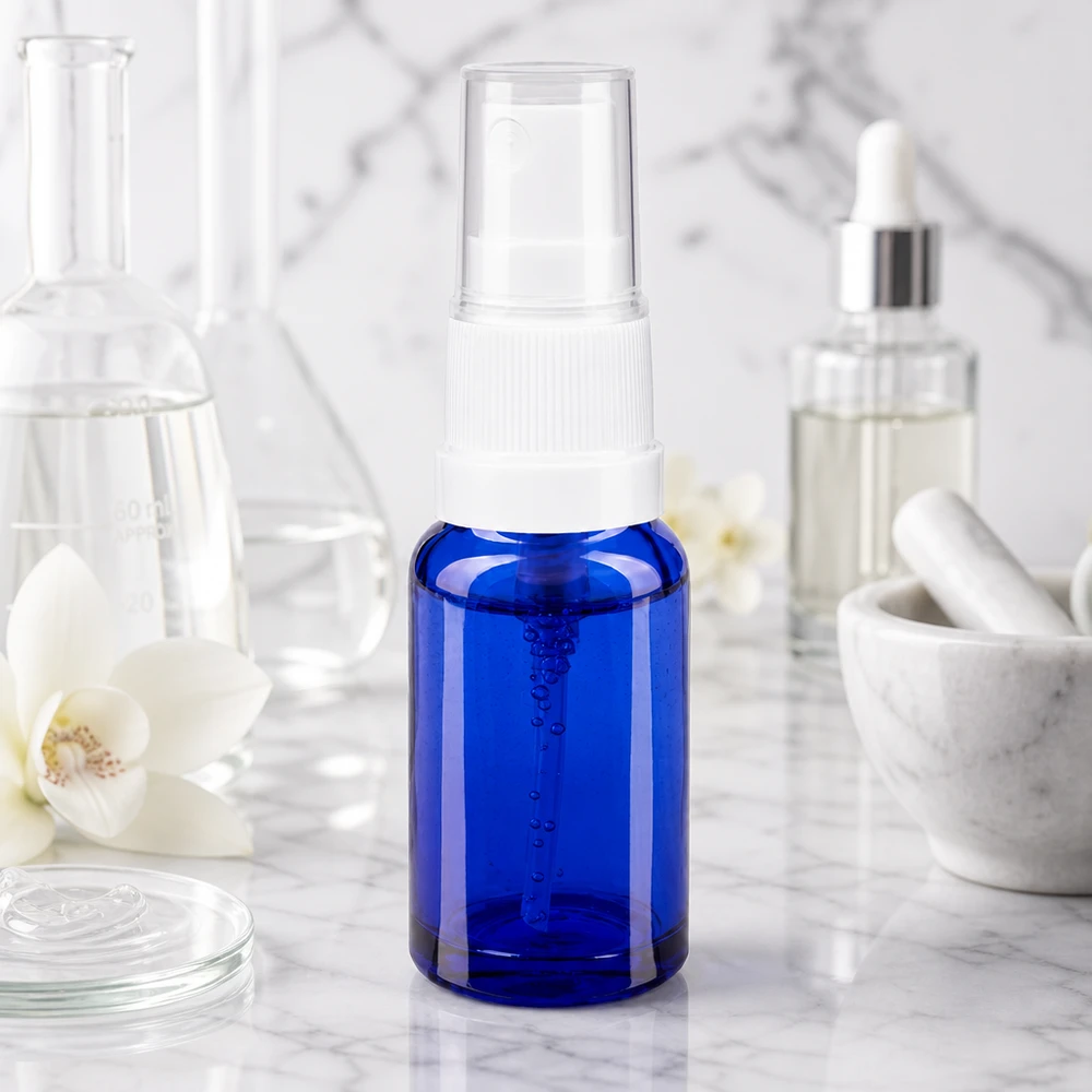 Lékárenská lahvička modrá 10ml s rozprašovacím víčkem bílá Transparente Sicherheitskappe auf blauer 10ml Apothekerflasche mit weißem Pumpmechanismus Nahaufnahme