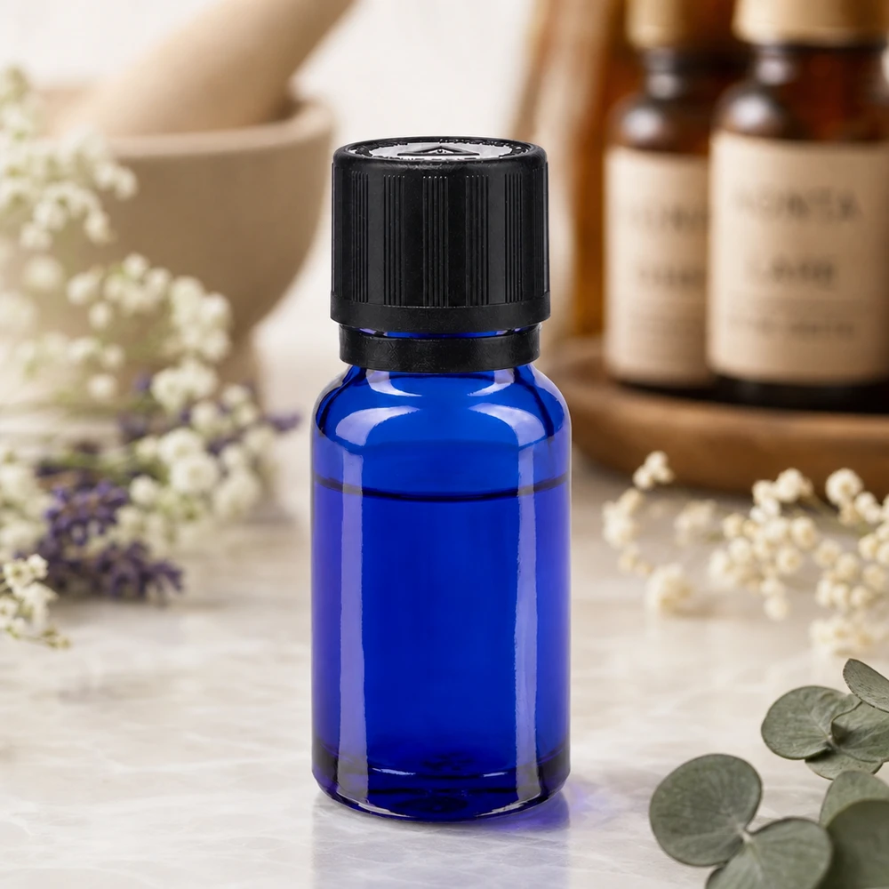 Lékárenská lahvička modrá 10ml kapací uzávěr nalévací kroužek 1mm černý dětský bezpečnostní zámek slepý výstražný symbol tamper evident uzá Blaue 10ml Aroma-Tropfflasche mit präzisem 1mm Einsatz auf Marmor im natürlichen Kräutersetting