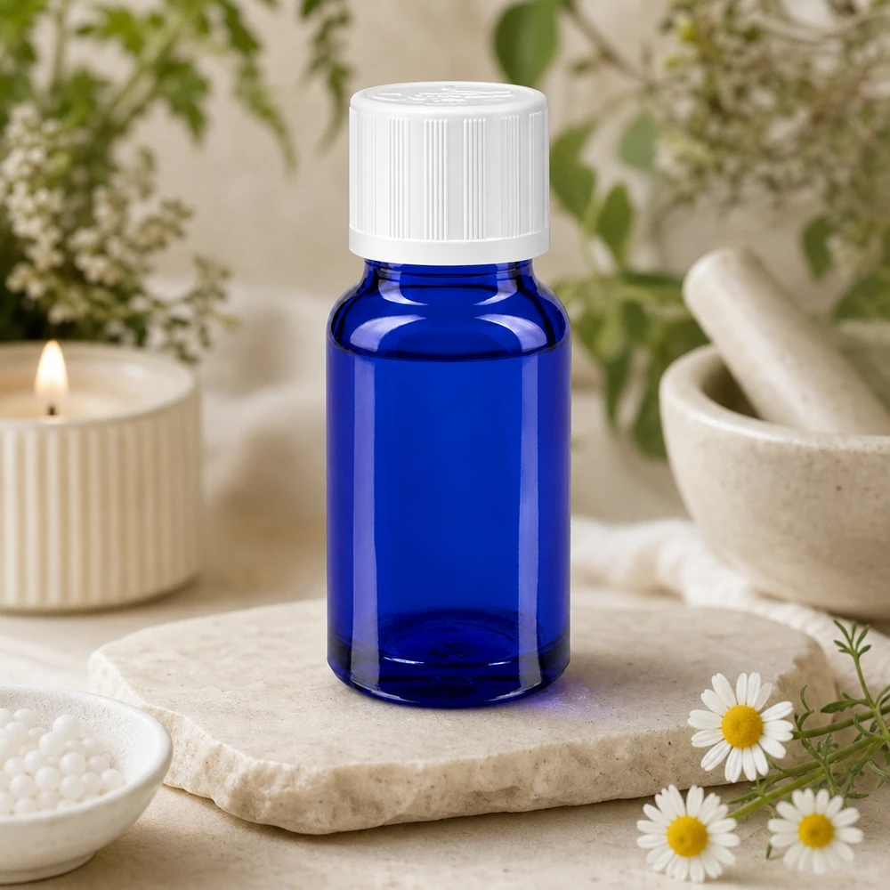 Lékárenská láhev modrá 10ml šroubovací uzávěr bílý standardní odolný proti otevření dětmi. Apothekerflasche 10ml blau mit weißem KiSi-Deckel 11mm in naturnaher Wellness-Umgebung