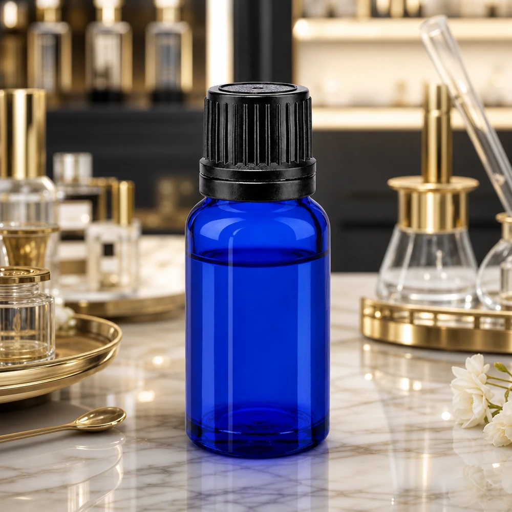 Lékárenská láhev modrá 10ml šroubovací uzávěr černý nalévací kroužek nedotknutelný uzávěr. Dichte kobaltblaue 10ml GR-Flasche mit schwarzem OV-Aufsatz für UV-Schutz und Haltbarkeit