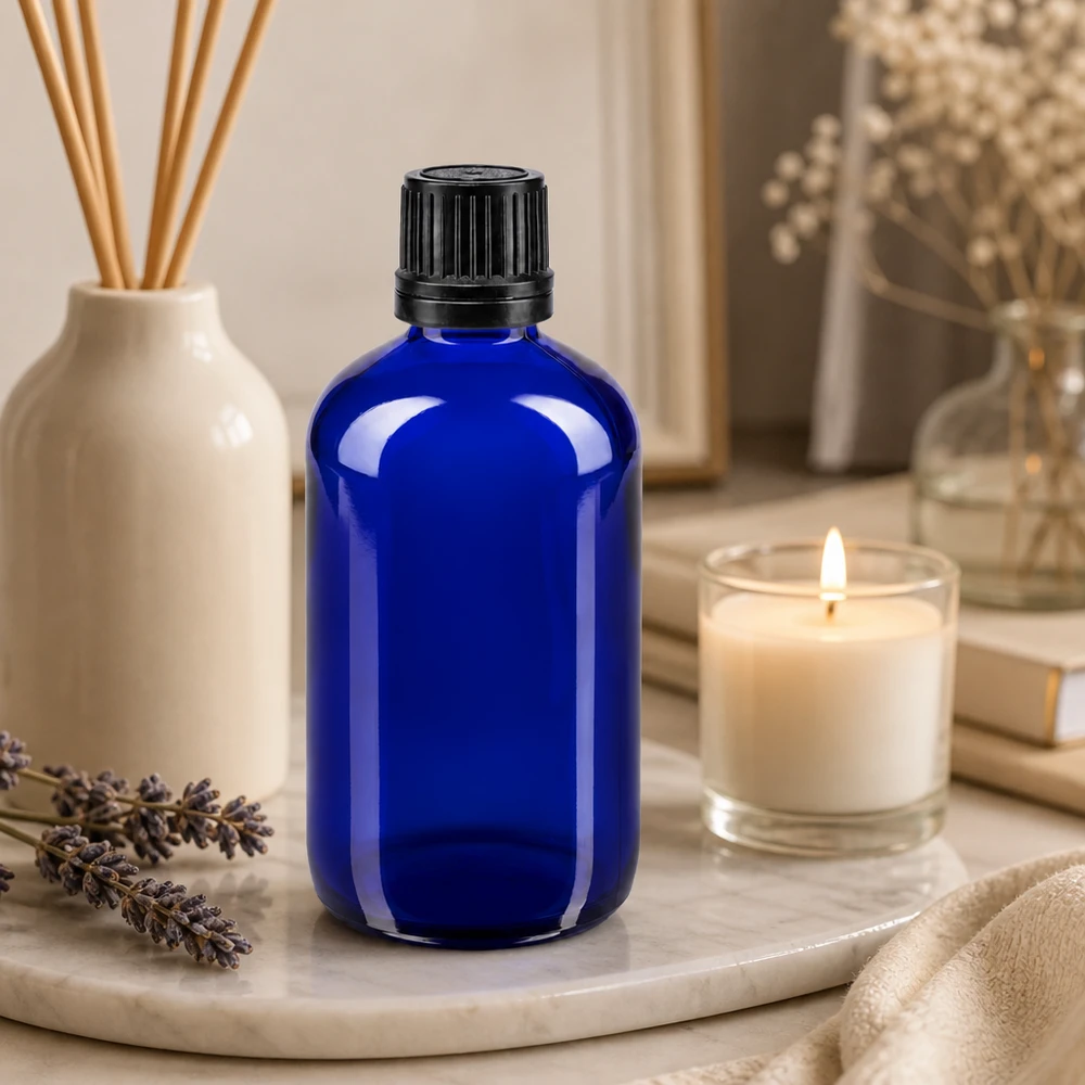100ml blaue Aromatherapie-Flasche aus Glas mit originalem Schwarzverschluss im Wellnessambiente