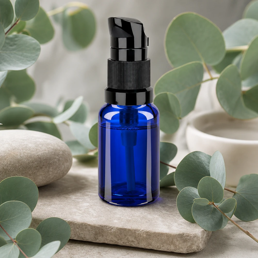 10ml lahvička s pumpičkou černá standardní uzávěr BlueLine UT18/10 Handliche 10ml Pumpflasche in Apotheker-Blau für Hautpflege und Aromatherapie BlueLine UT18/10