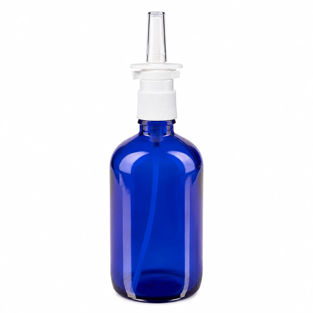 Lékárenská lahvička modrá 100ml nosní rozprašovač bílý standard. Medizinische Nasensprayflasche 100ml blaues Apothekerglas mit transparentem Nasalaufsatz