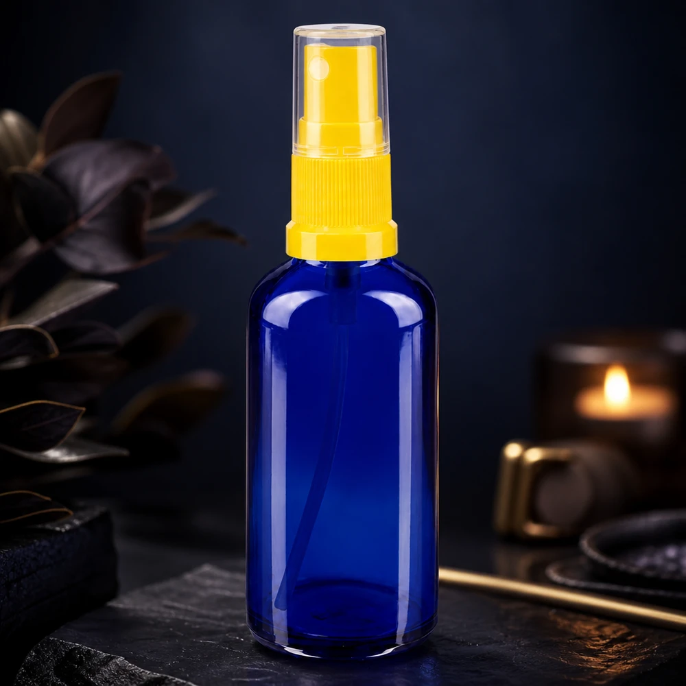 Lékárenská lahvička modrá 50ml s rozprašovacím víčkem žlutá 50ml STD Zerstäuberflasche aus UV-Schutzglas in Blau mit gelbem Sprühkopf