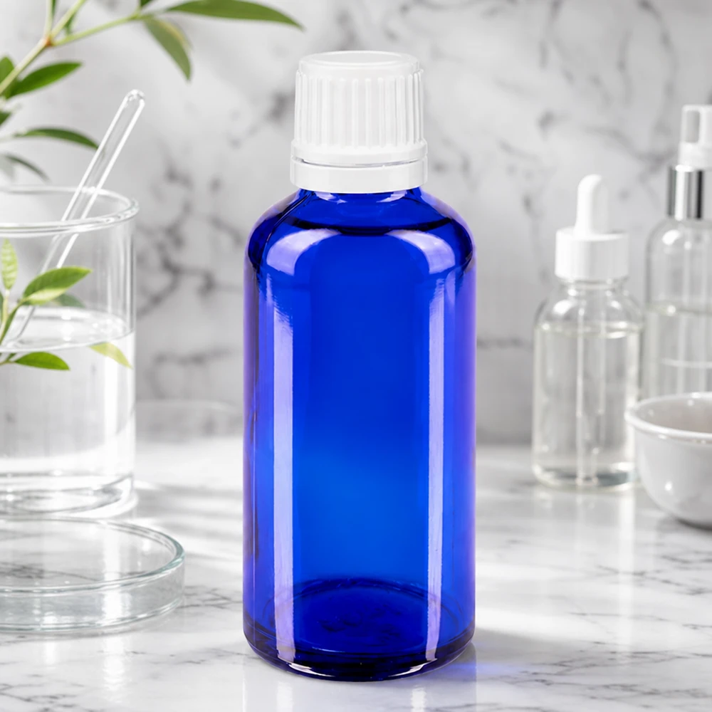 Lékárenská lahvička modrá 50ml kapátko uzávěr 1,2mm bílý uzávěr proti otevření. Zylindrische blaue Glasflasche 50ml mit weißem Schraubverschluss und integriertem Tropfer 0,7mm