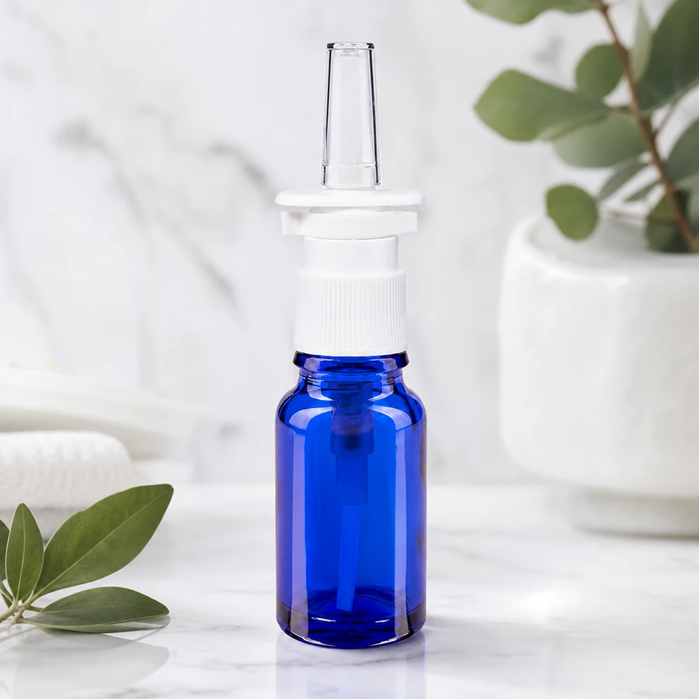 Lékárenská lahvička modrá 10ml nosní rozprašovač bílá standardní 10ml Nasenspray-Behälter aus blauem Schutzglas mit weißem Standardaufsatz