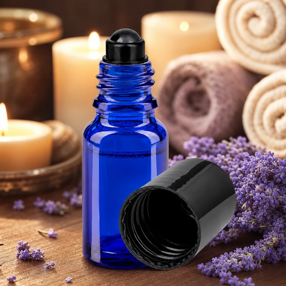 Lékárenská lahvička modrá 10ml roll-on černá uzávěr Kleine blaue Roll-On Flasche 10ml aus ApoGlas für ätherische Öle mit Lavendelzweigen