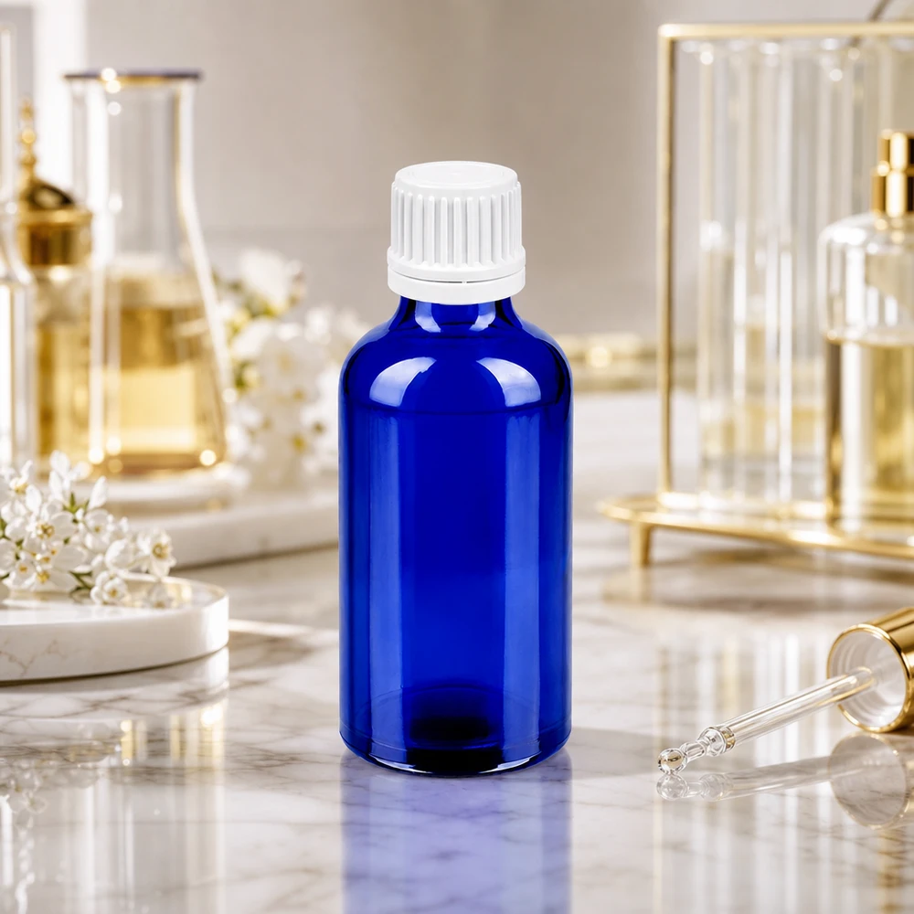 50ml láhev 11mm šroubovací uzávěr bílý uzávěr s ochranou proti manipulaci BlueLine UT18/50 Medizinische 50ml Glasflasche mit UV-Schutz und kindersicherem weißen Deckel