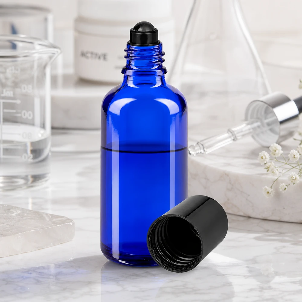 Lékárenská lahvička modrá 50ml roll-on uzávěr černý Dunkelblaue 50ml Apothekerglas Roll-On Flasche mit schwarzem Kunststoffverschluss Seitenansicht