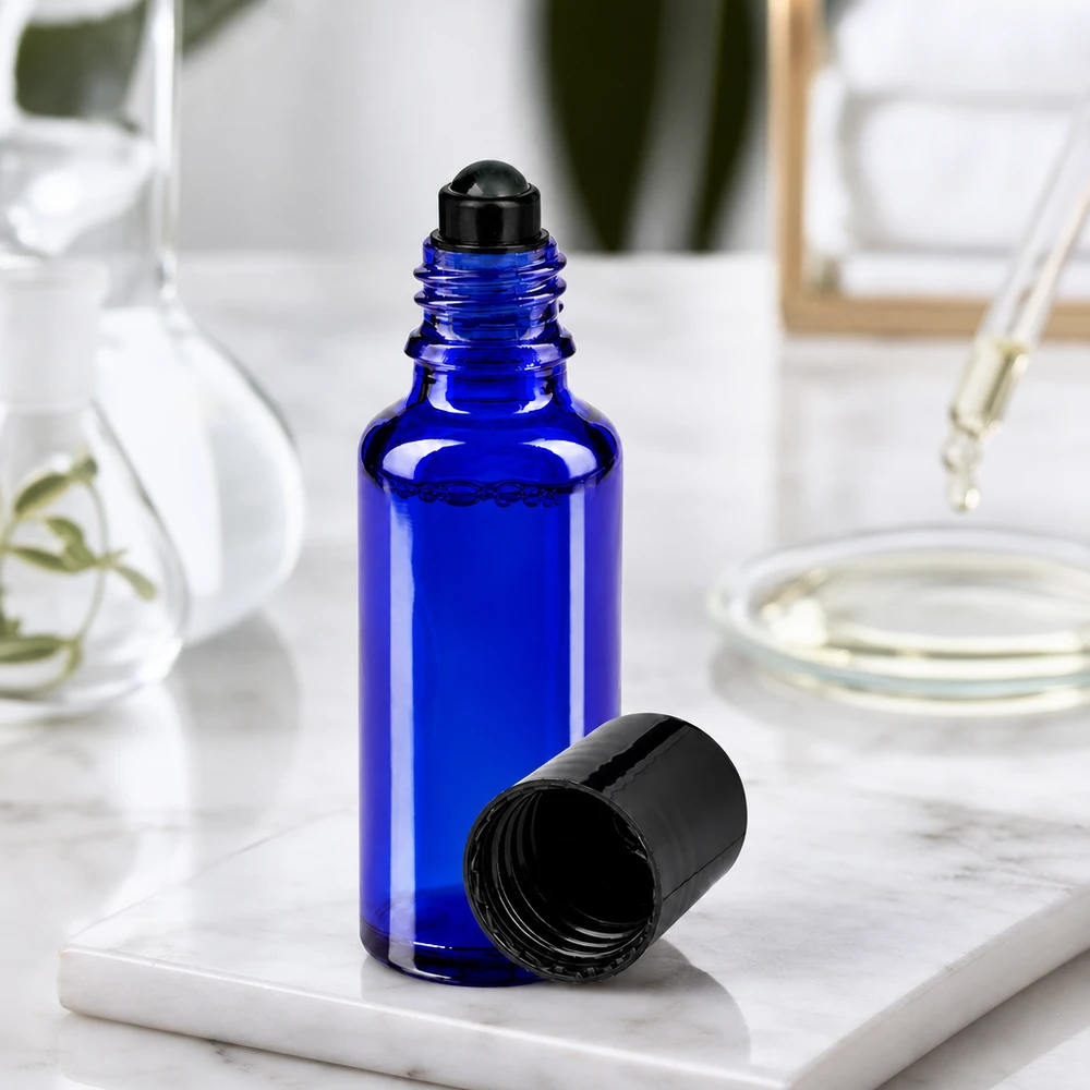 Lékárenská lahvička modrá 30ml roll-on s černým uzávěrem Zylindrische 30ml Kobaltglas Roll-On Flasche mit schwarzem Schraubverschluss und Rollkugel