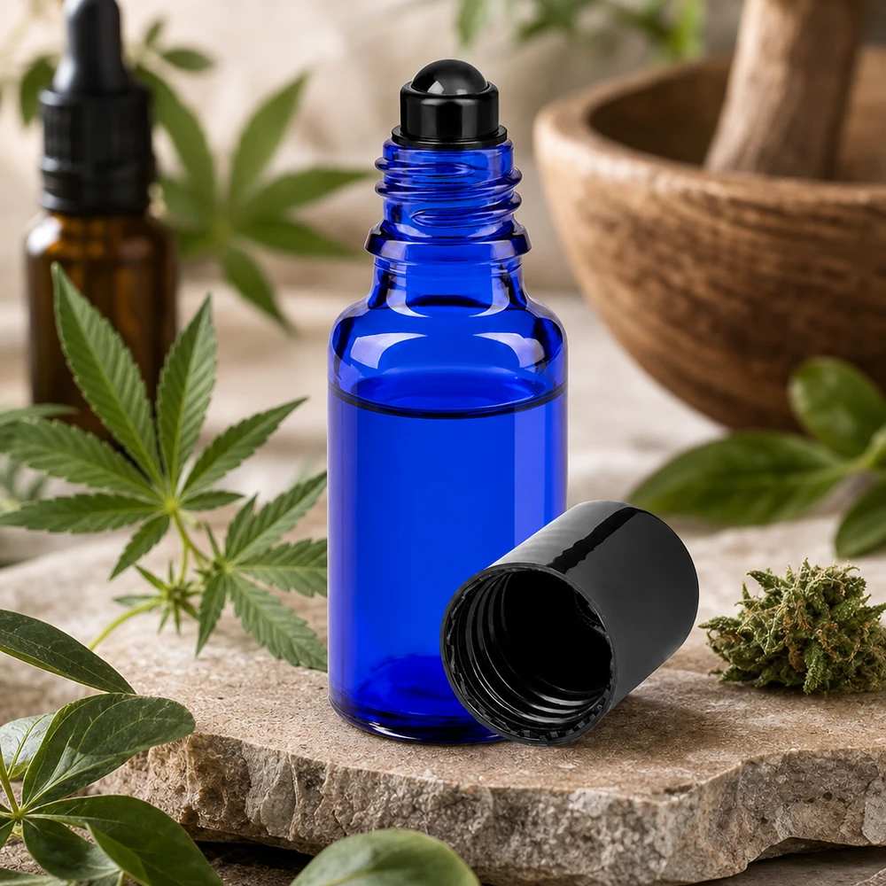 Lékárenská lahvička modrá 20ml roll-on uzávěr černý 20ml blaue STD Roll-On Flasche schwarzer Deckel geöffnet in natürlichem Kräuterambiente