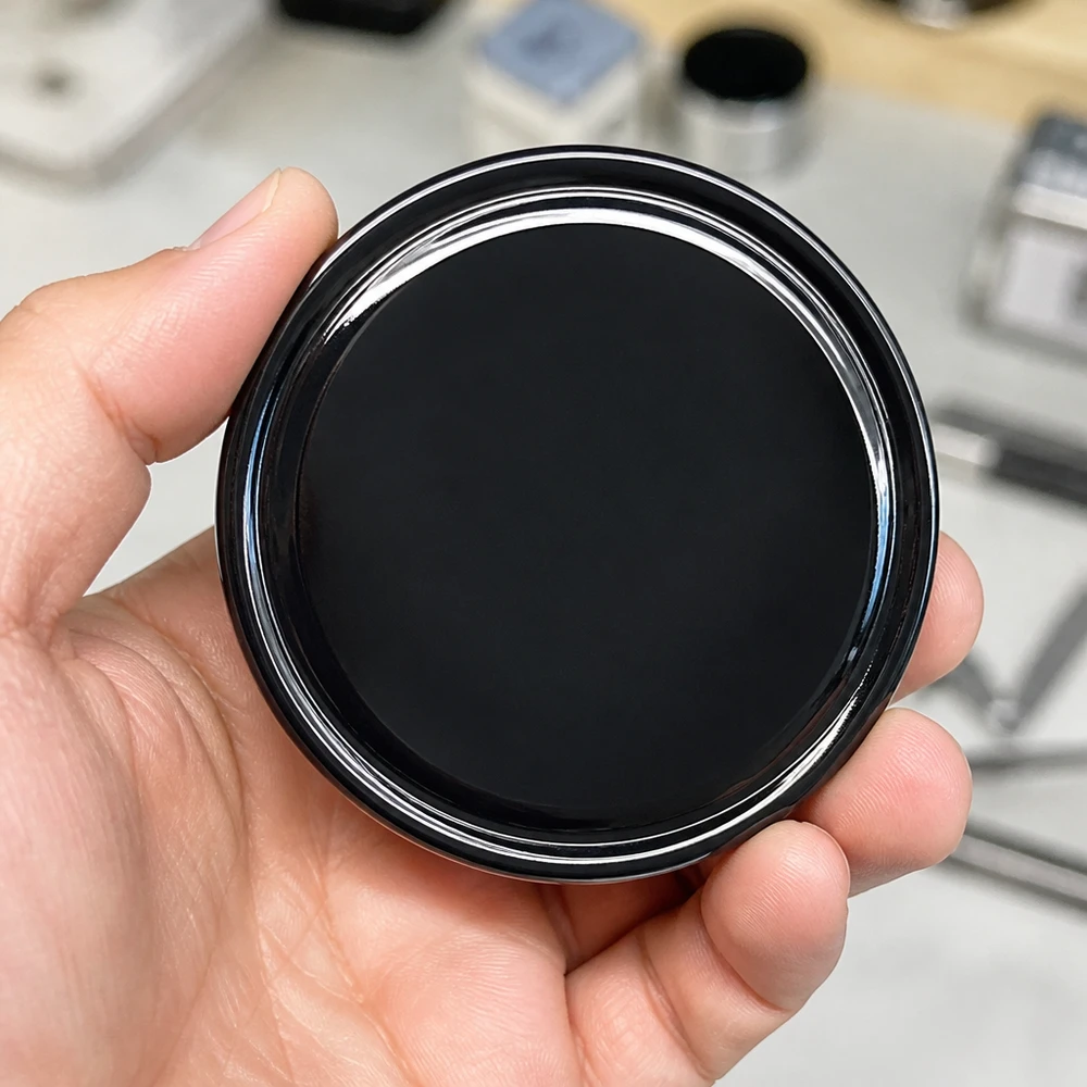 70mm víko BasicSeal černé (TO70) UNiTWIST Detailní záběr lesklého černého šroubovacího víčka BasicSeal 70 mm TO70 UNiTWIST v dlani