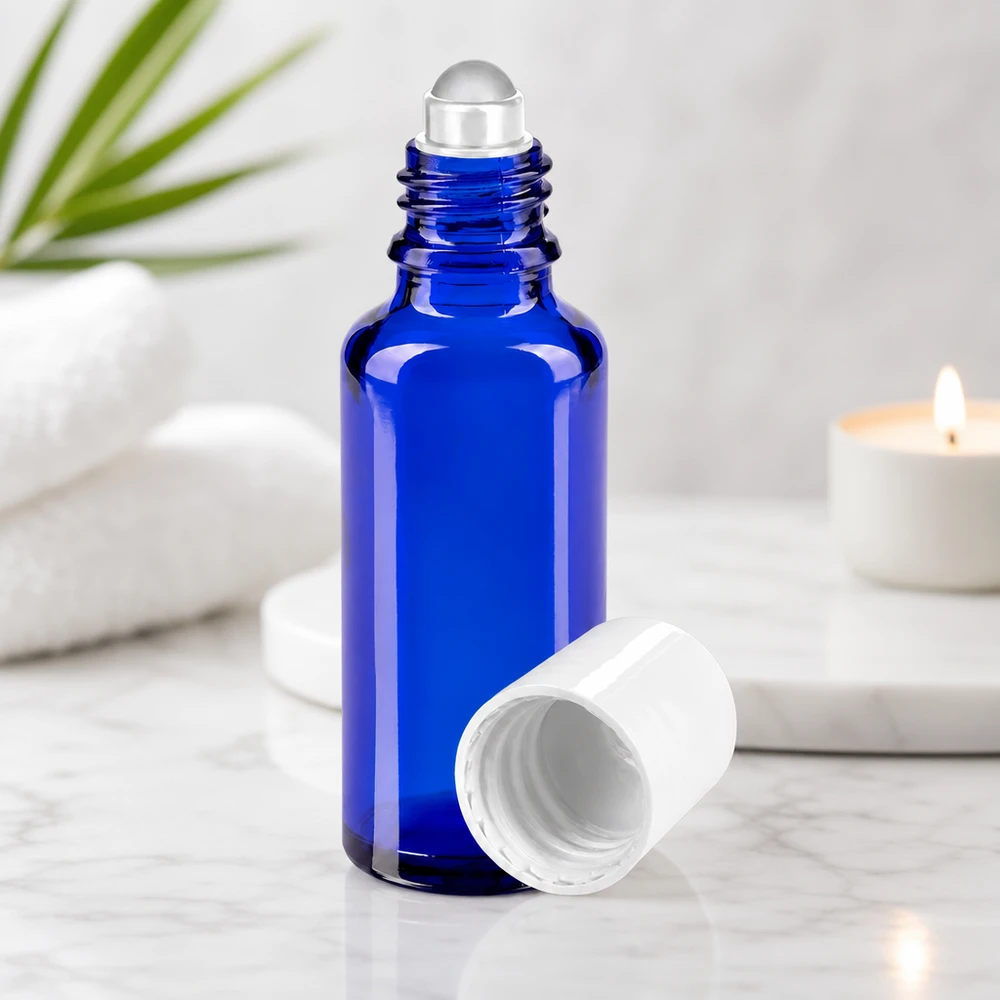 Nachfüllbare 30ml Roll-On Flasche aus blauem Apothekerglas mit weißem Standardverschluss
