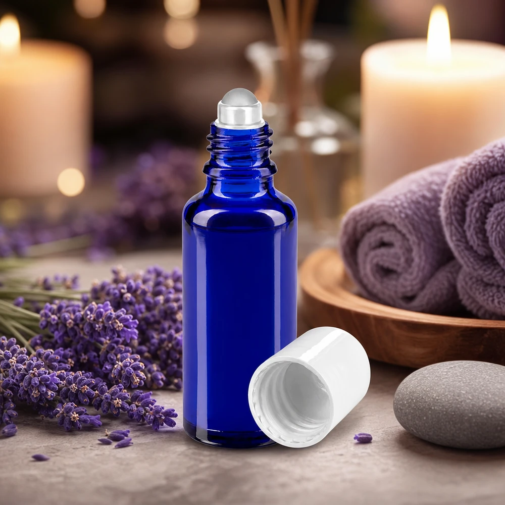 Lékárenská lahvička modrá 30ml roll-on s uzávěrem bílá Blaue Roll-On Applikatorflasche 30ml aus UV-Schutzglas mit weißem Kunststoffdeckel
