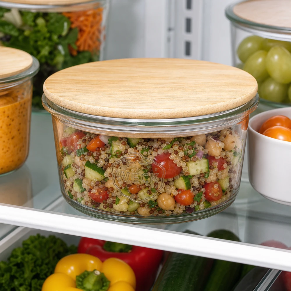 50ml miniaturní lahvička WECK RR60 s dřevěným víčkem WECK Mini Sturzglas 50ml mit Quinoa-Salat gefüllt im Kühlschrank - perfekt für Meal Prep und gesunde Vorratshaltung