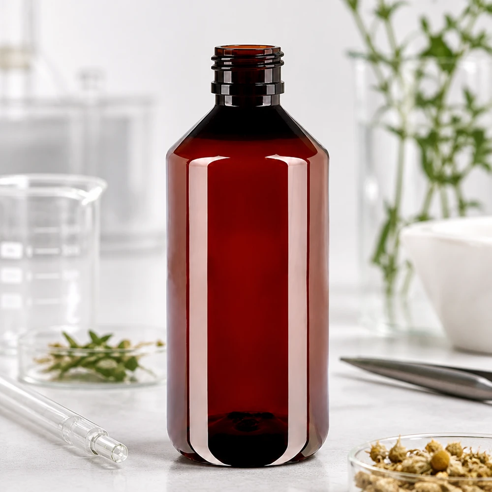 PET láhev 1000ml se zeleným uzávěrem, který je odolný proti manipulaci. Prázdná hnědá PET láhev o objemu 1000 ml se šroubovacím závitem pro originální zelené víčko
