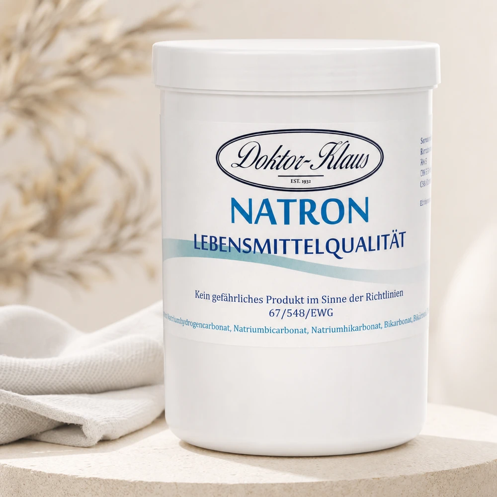 Hydrogenuhličitan sodný 1kg Doktor-Klaus Doktor Klaus Natron 1kg mit luftdichtem Verschluss neben naturfarbenem Geschirrtuch