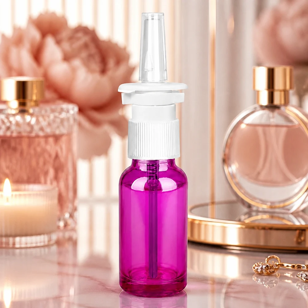 20ml lahvička s nosním rozprašovačem PurpleLine bílá/transparentní standardní. UT18/20 Handliche 20ml violette Nasensprayflasche mit feinem Sprühnebel für optimale Anwendung