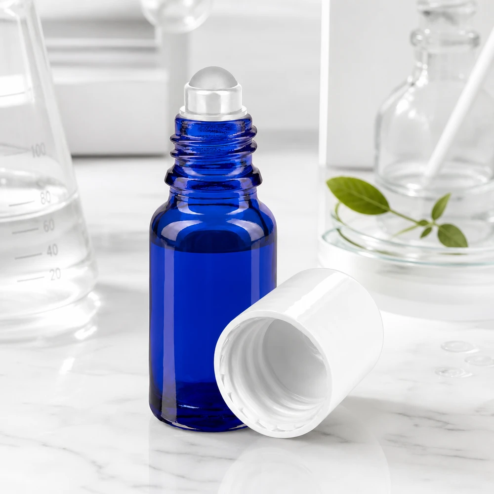 Kleine blaue Roll-On Flasche 10ml mit Rollkugel neben grünen Pflanzenblättern und Messbecher