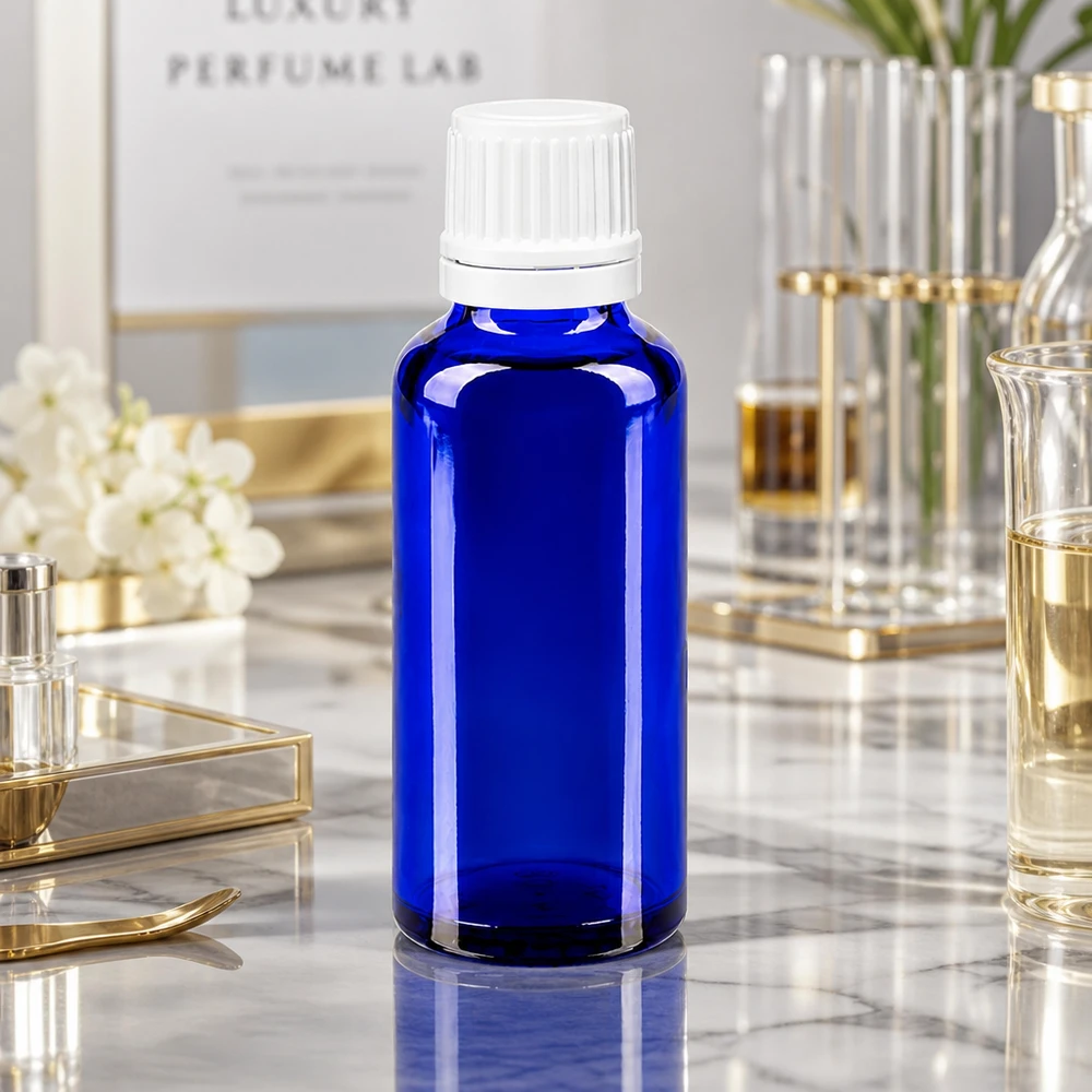 Lékárenská lahvička modrá 30ml kapací uzávěr 1,2mm bílý uzávěr chráněný proti manipulaci. Kleine blaue Apothekerflasche 30ml mit OV weiss für Aromaöle und Duftstoffe im Laborumfeld