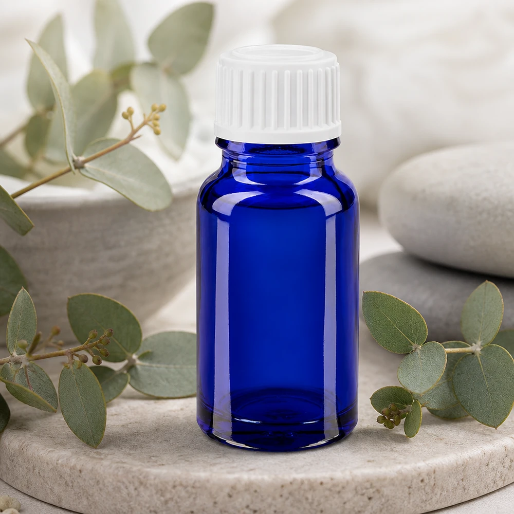 Lékárenská lahvička modrá 10ml šroubovací uzávěr bílé globule standardní. Apothekerflasche aus blauem Glas 10ml mit tropfsicherem Verschluss für Heilmittel