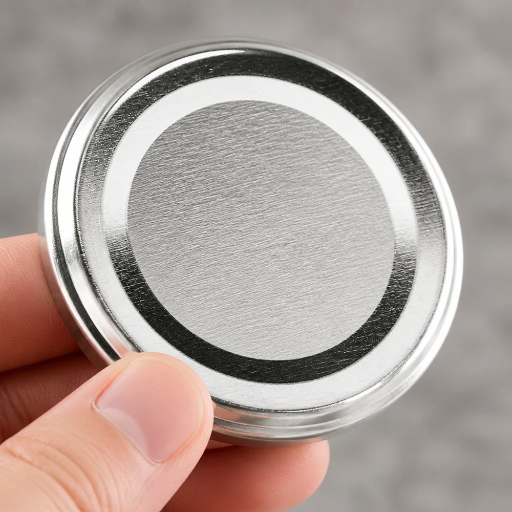 Detailní záběr 66 mm kovového víčka BasicSeal, stříbrné, TO66deep, s černým gumovým těsněním UNiTWIST
