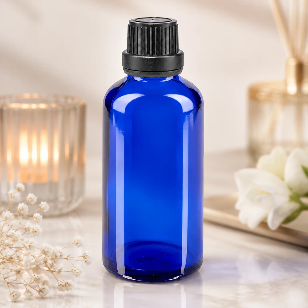 Lékárenská láhev modrá 50ml kapací uzávěr s nalévacím kroužkem 2mm černý uzávěr proti neoprávněné manipulaci. Zylindrische blaue 50ml Tropfflasche aus Apothekenglas mit schwarzem OV-Deckel vor Raumduftdiffuser