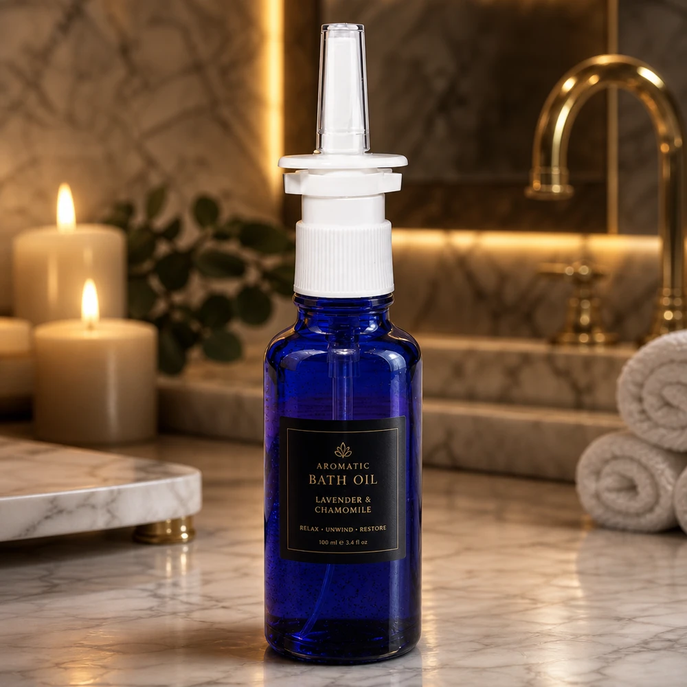 Dunkelblauer 30ml Glasflakon mit weißem Nasenapplikator vor elegantem Badezimmerhintergrund