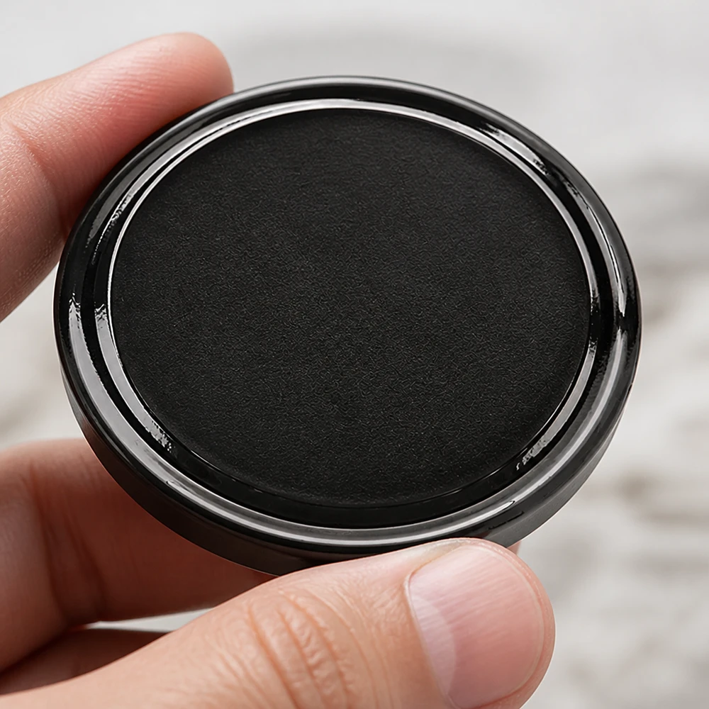 58mm víko BasicSeal černé (TO58) UNiTWIST Detailní záběr černého víčka TO58 BasicSeal o průměru 58 mm s lesklým kovovým okrajem UNiTWIST – pohled shora
