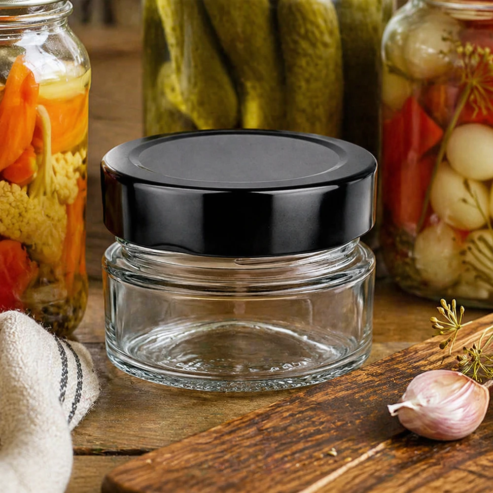 80ml kulatá sklenice + víčko BasicSeal černé hluboké UNiTWIST 80ml Rundglas BasicSeal schwarz UNiTWIST Küchenszene Einmachgläser Holzbrett Knoblauch Dill Konservierung