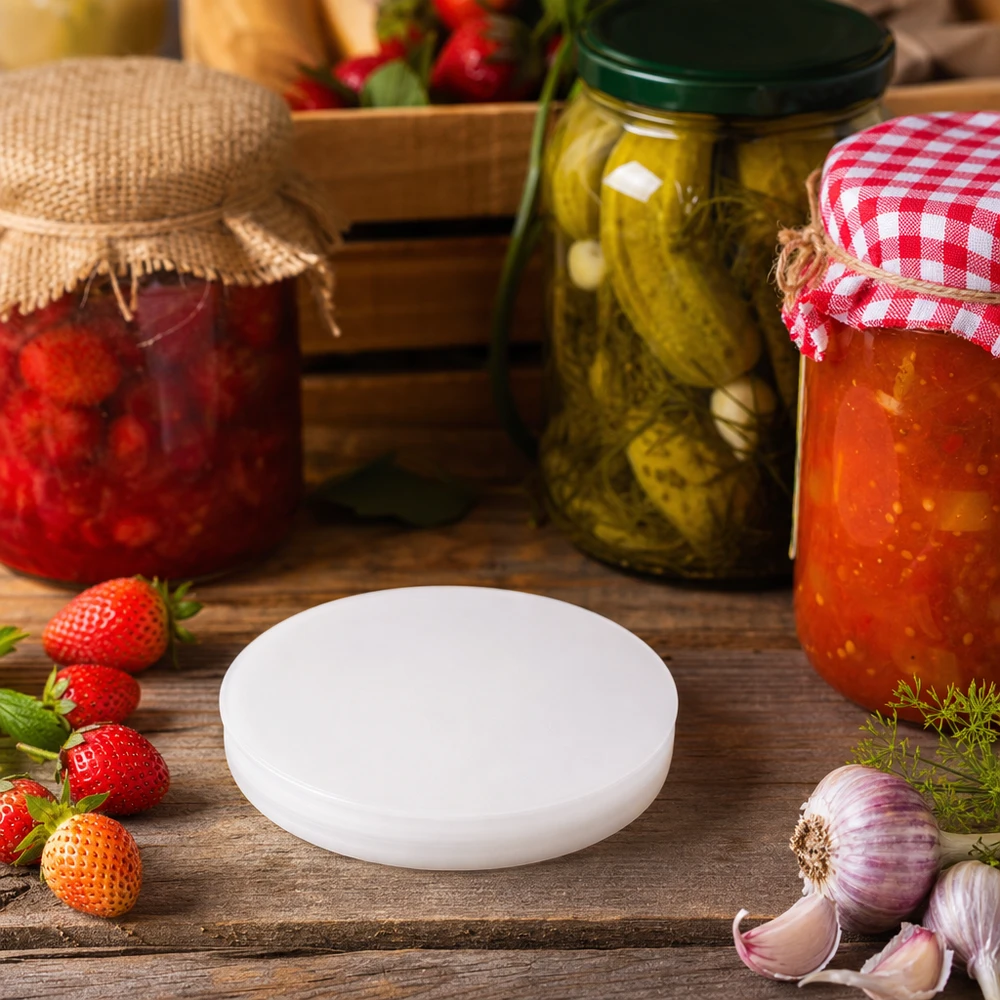 Weißer UNiTWIST Silikondeckel RR80 zwischen eingekochten Konserven Pickles und frischen Zutaten rustikale Küche