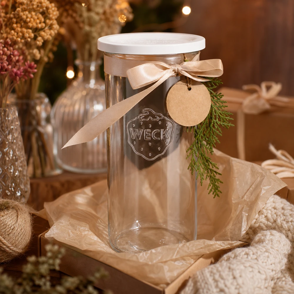 1500ml tumblery s čerstvým víčkem WECK RR100 WECK Sturzglas 1500ml RR100 weihnachtlich dekoriert mit Schleife Anhänger und Tannenzweig als Geschenkidee