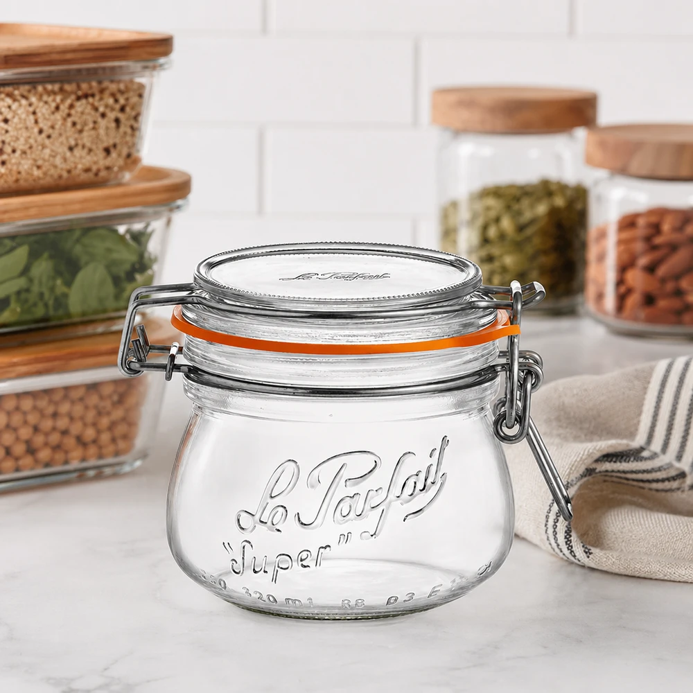250ml Vorratsglas "Super" mit Bügelverschluss Le Parfait® 250ml Le Parfait Super Vorratsglas mit Bügelverschluss und Gummiring auf Küchenarbeitsplatte neben anderen Vorratsgläser