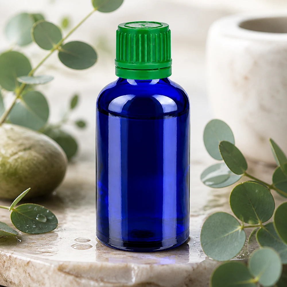 Stilvolle 50ml Glasflasche in tiefem Blau mit kontrastierendem grünen Deckel für Serums und Öle