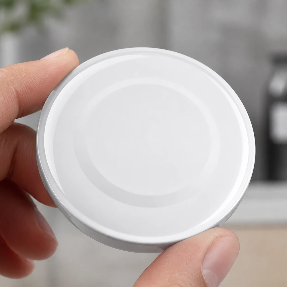 Pohled shora na bílé víčko TO48 Twist-Off o průměru 48 mm BasicSeal od společnosti UNiTWIST