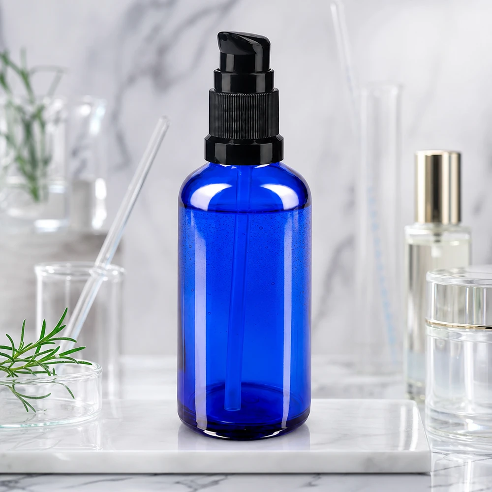 Lékárenská láhev modrá 50ml pumpovací uzávěr černý standardní Blau getöntes 50ml Serumfläschchen mit präzisem Dosierpumpkopf in Schwarz