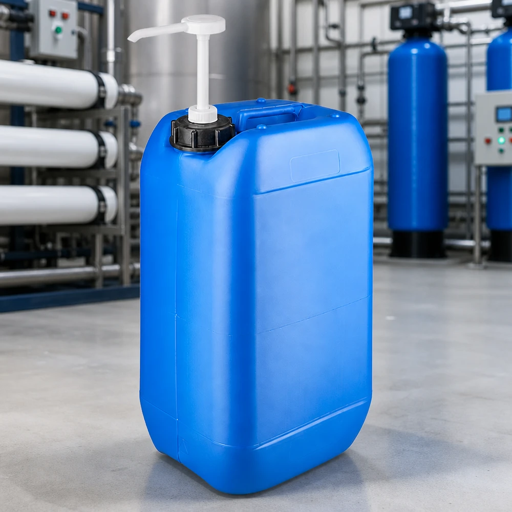 Robuster Viereckkanister 15 Liter blau mit Pumpe zur sicheren Lagerung von Chemikalien