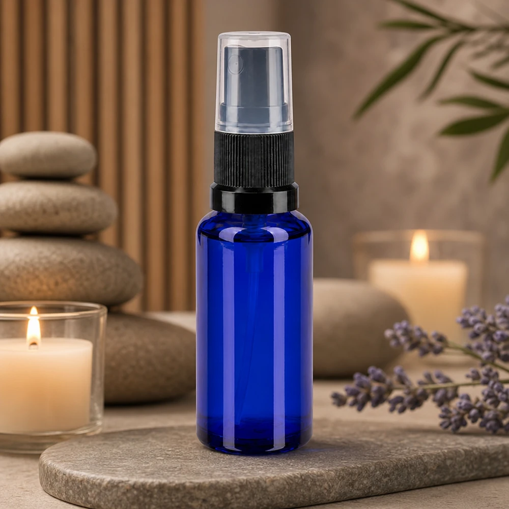 Lékárenská lahvička modrá 30ml s rozprašovacím víčkem černá UV-Schutzglas Sprühflasche 30ml in Dunkelblau mit ergonomischem Pumpkopf für Serum und Tonikum