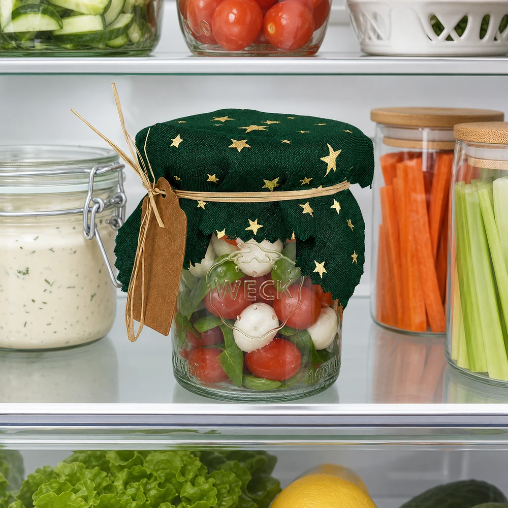 Grünes Sterne-Stoffdeckchen 12cm eckig im Kühlschrank auf Weck-Glas mit Gemüse, dekorative Glasabdeckung