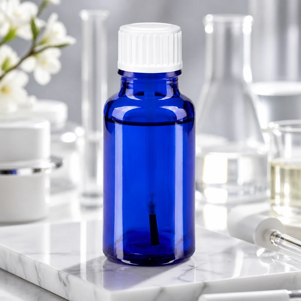 Lékárenská láhev modrá 20ml šroubovací uzávěr bílá štětka Kompakte 20ml Flasche aus blauem Apothekerglas mit gerilltem weißen Verschluss