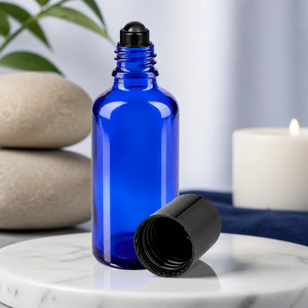 Nachfüllbare 50ml Glasflasche in Kobaltblau mit schwarzem Rollaufsatz und Schraubkappe