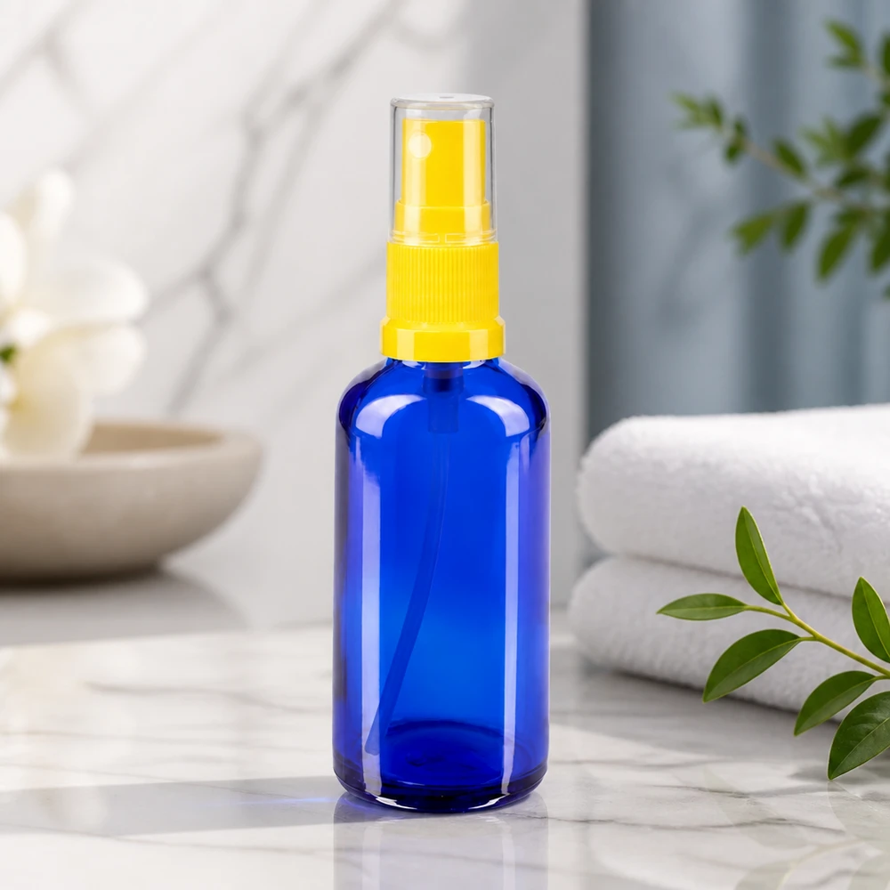 Lékárenská lahvička modrá 50ml s rozprašovacím víčkem žlutá Kompakte blaue Sprühflasche aus Glas 50ml mit griffigem gelben Pumpzerstäuber