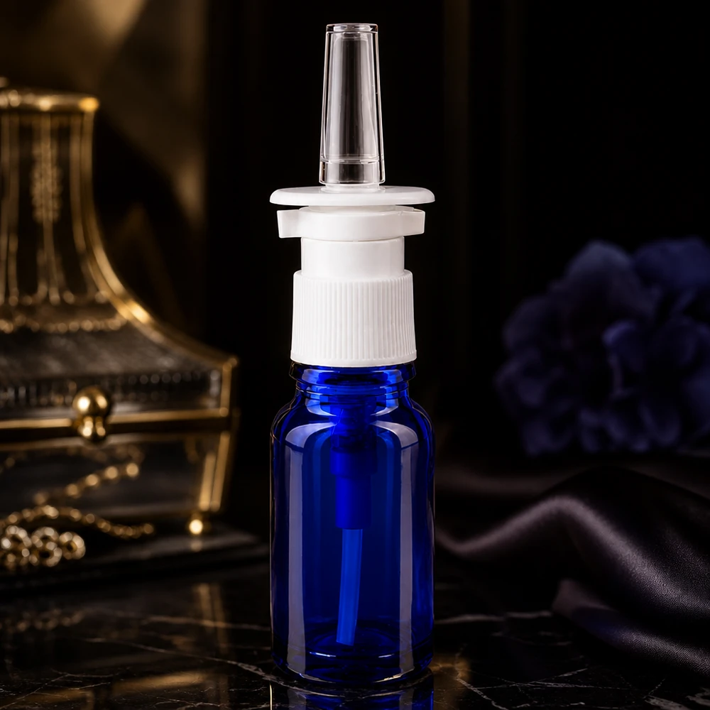 Lékárenská lahvička modrá 10ml nosní rozprašovač bílá standardní 10ml blaue Apotheker-Sprühflasche mit zweiteiligem weißen Nasenspray-Verschlusssystem