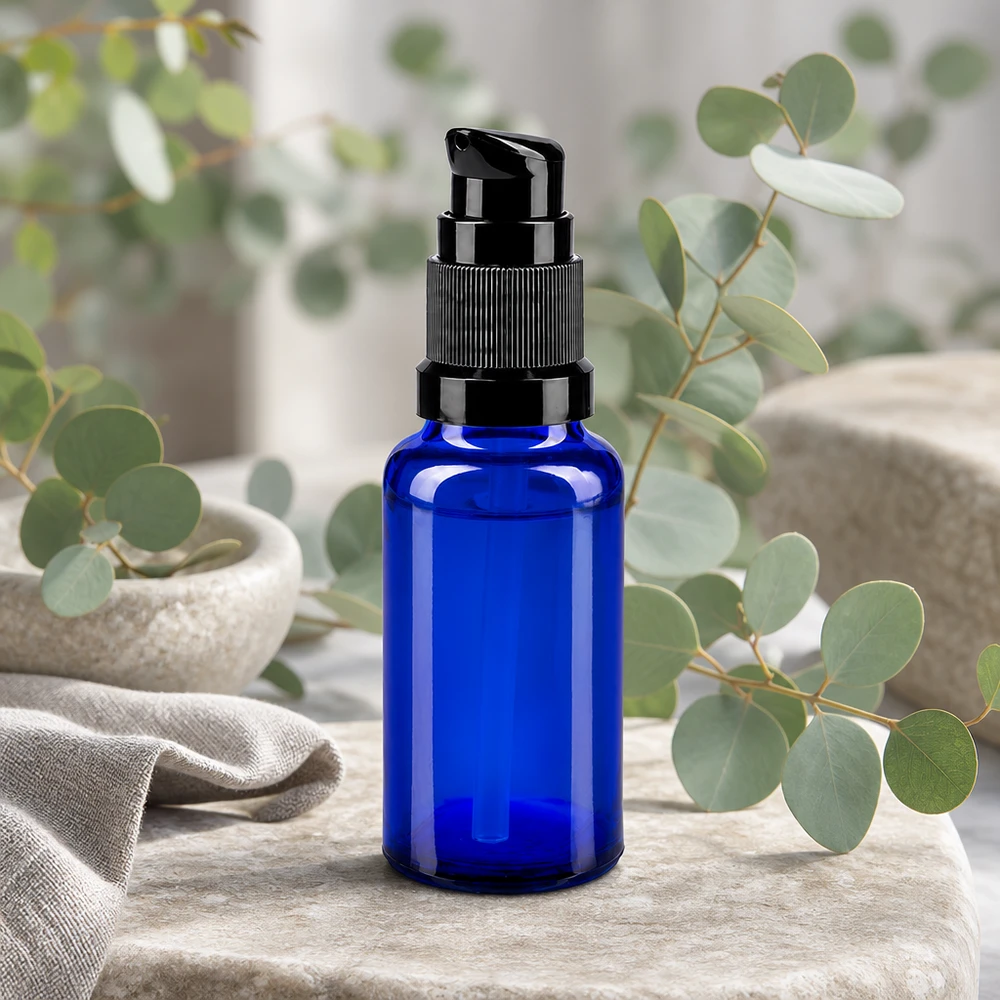 Lékárenská láhev modrá 20ml s uzávěrem pumpy černá standardní 20ml blaue Dosierflasche aus Apothekenglas mit schwarzer Pumpe lichtgeschützt